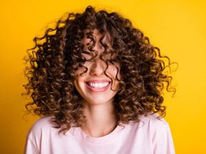 Cómo lucir unos rizos perfectos con el Método Curly